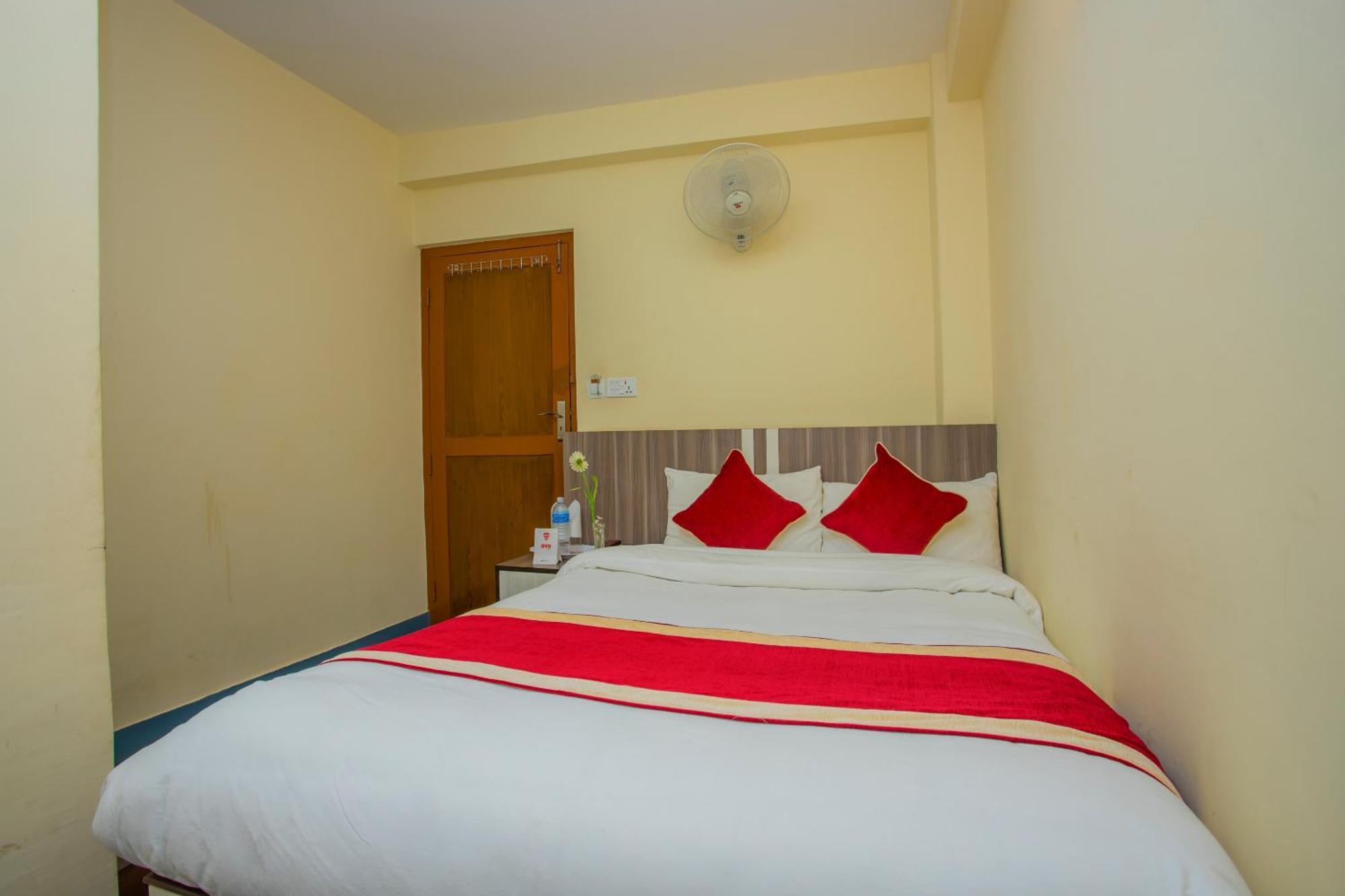 Oyo 297 Hotel Aayam Катманду Экстерьер фото